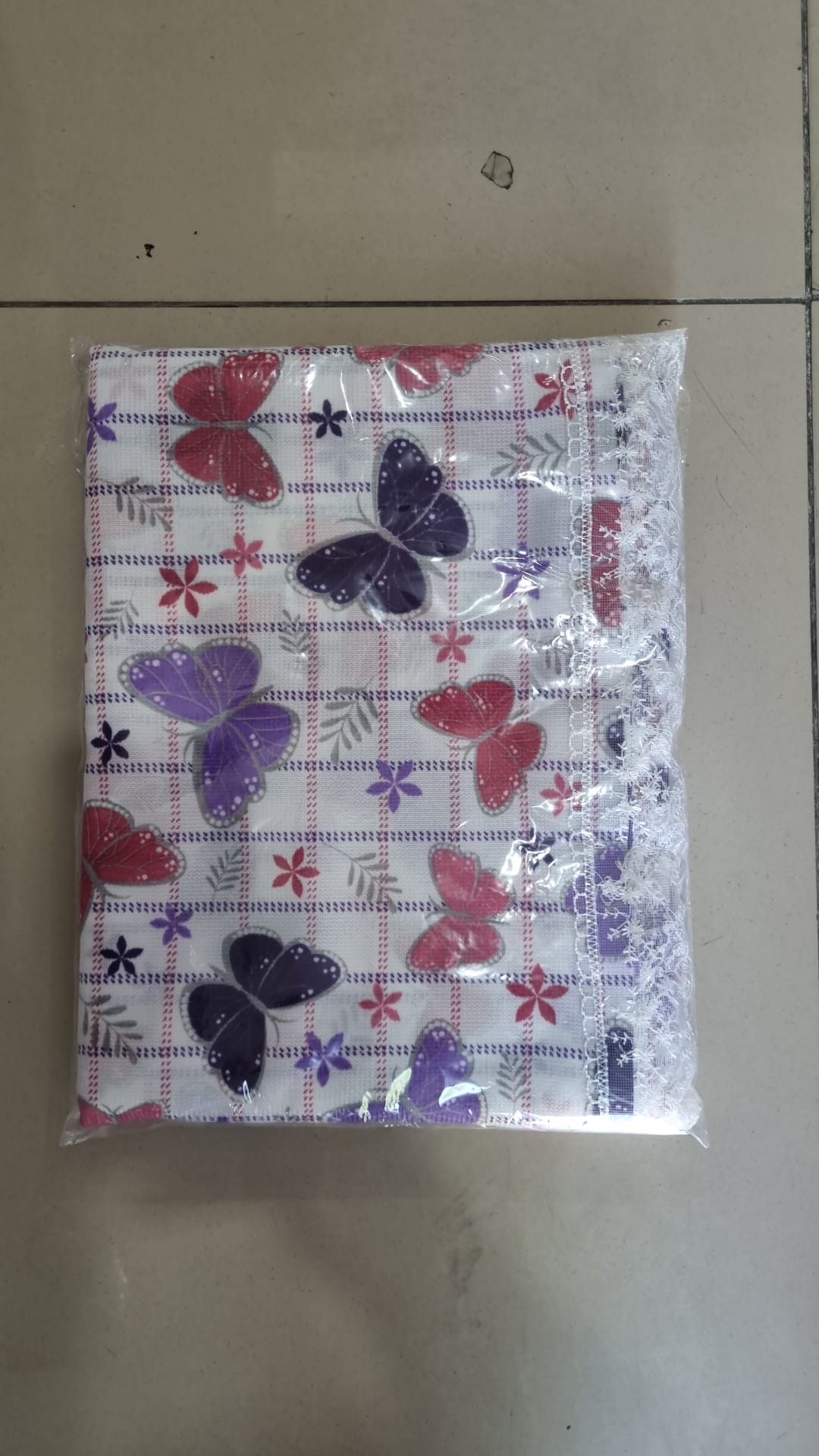 GÜPÜRLÜ LEKE TUTMAZ KUMAŞ MASA ÖRTÜSÜ 200*200 CM ( MOR KIRMIZI KELEBEKLİ )